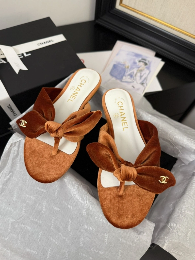 EasyMatch Chxnxl Slippers 117093