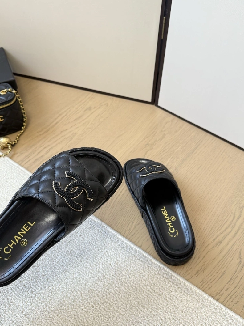 EyeCatching Chxnxl Slippers 117086