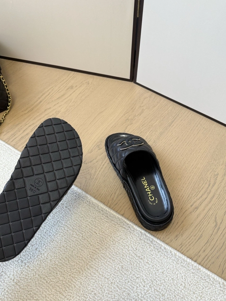 EyeCatching Chxnxl Slippers 117086
