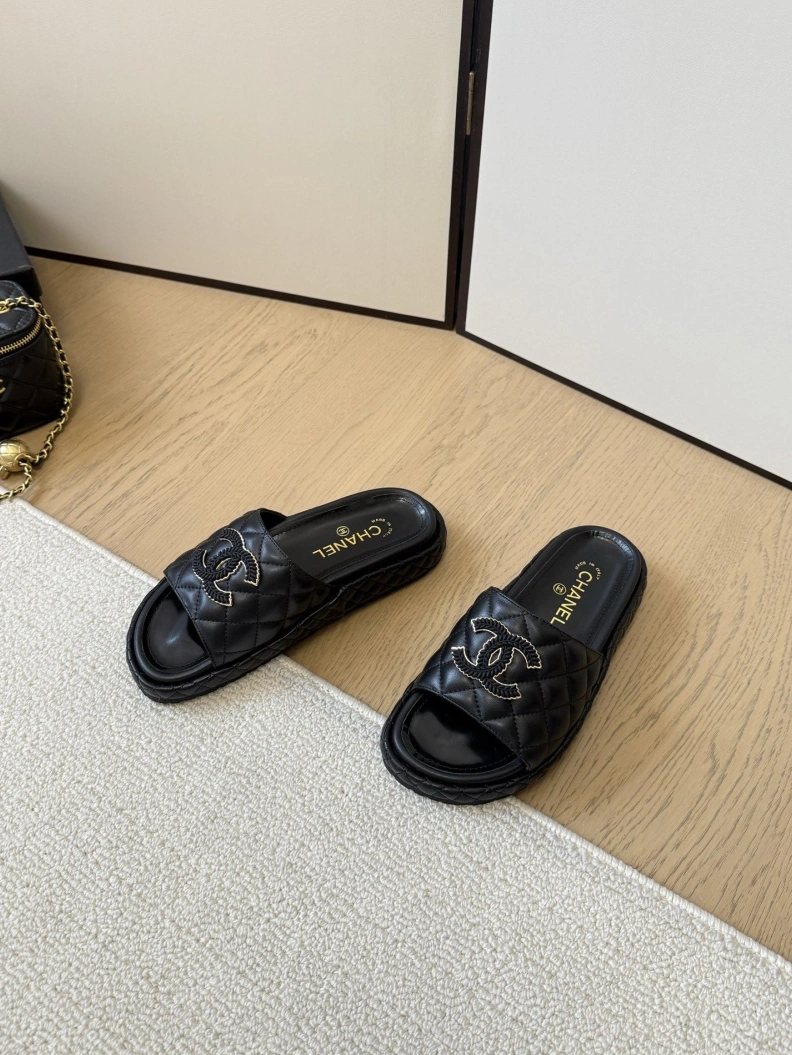 EyeCatching Chxnxl Slippers 117086