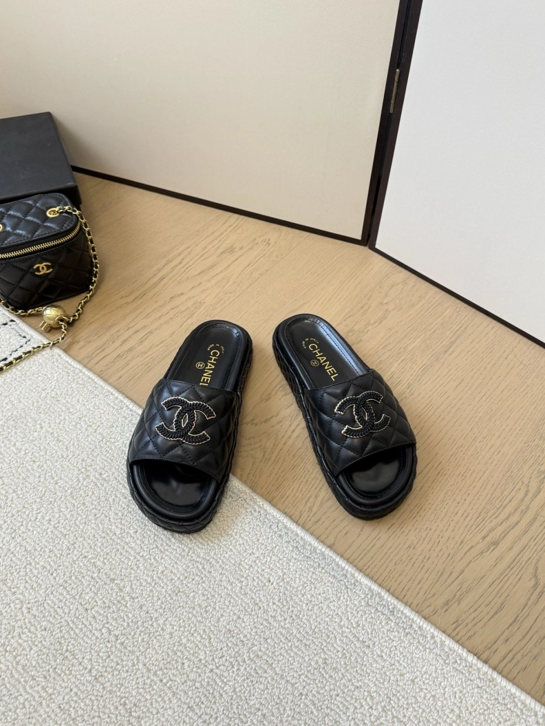 EyeCatching Chxnxl Slippers 117086