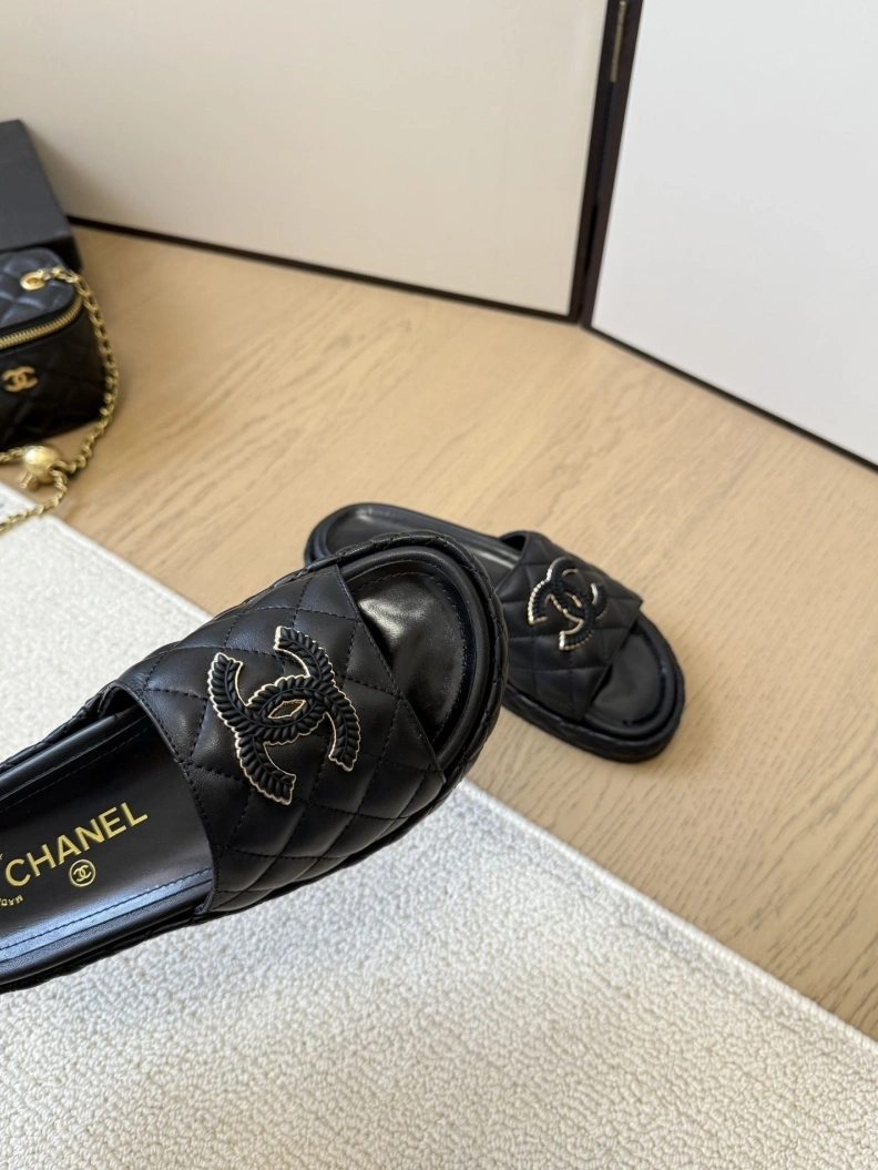 EyeCatching Chxnxl Slippers 117086