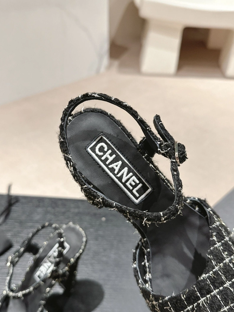 Trendsetting Chxnxl Sandals 117428