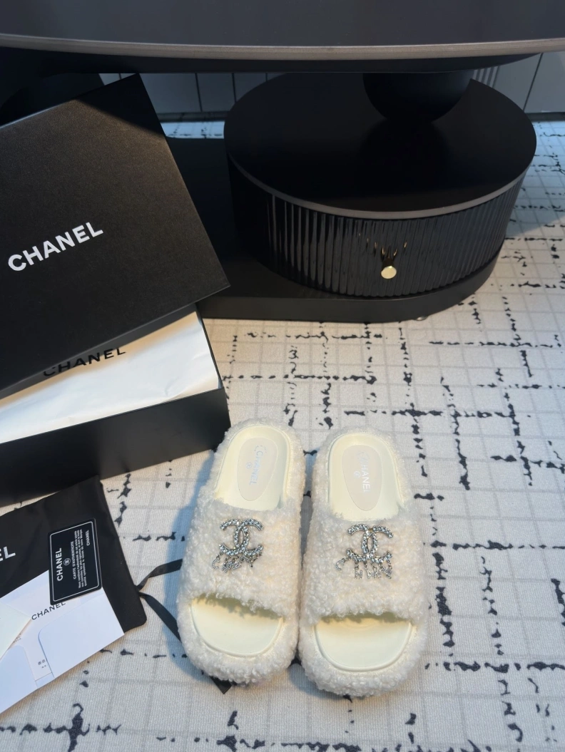 Compact Chxnxl Slippers 117074
