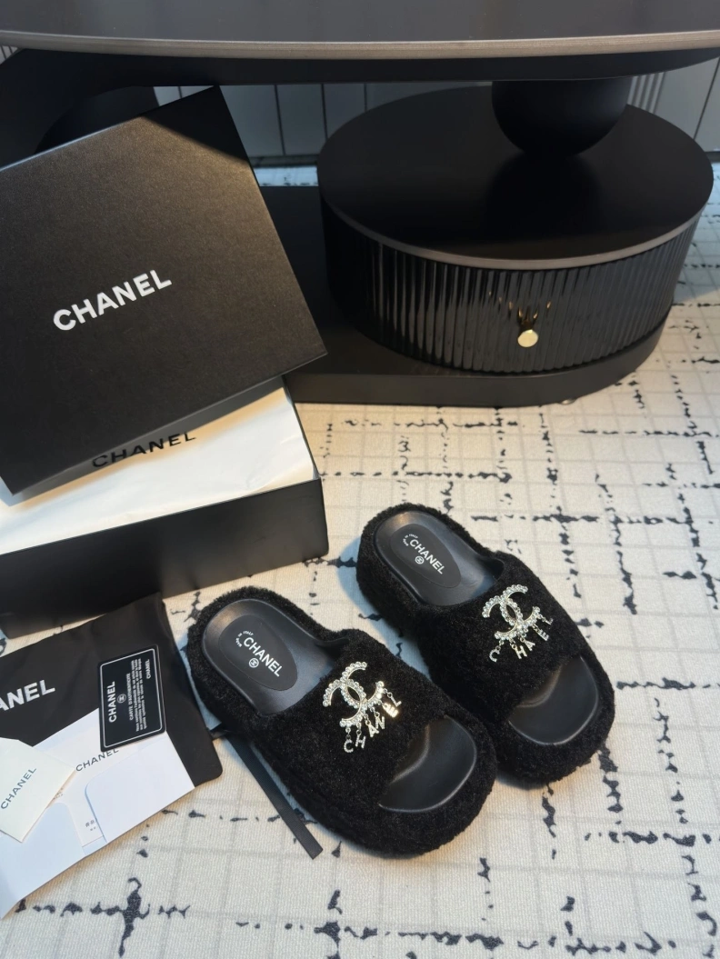 Elegant Chxnxl Slippers 117065