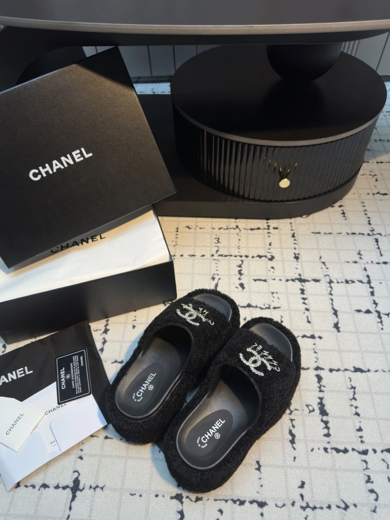 Elegant Chxnxl Slippers 117065