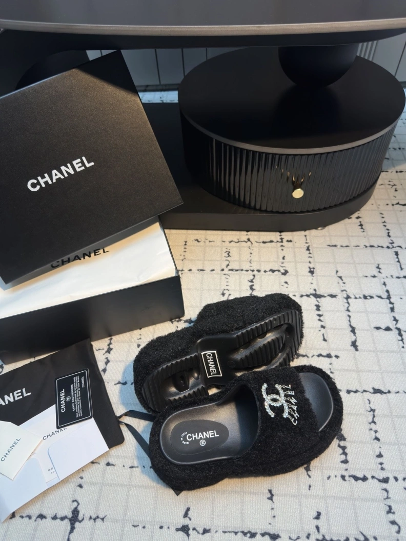 Elegant Chxnxl Slippers 117065