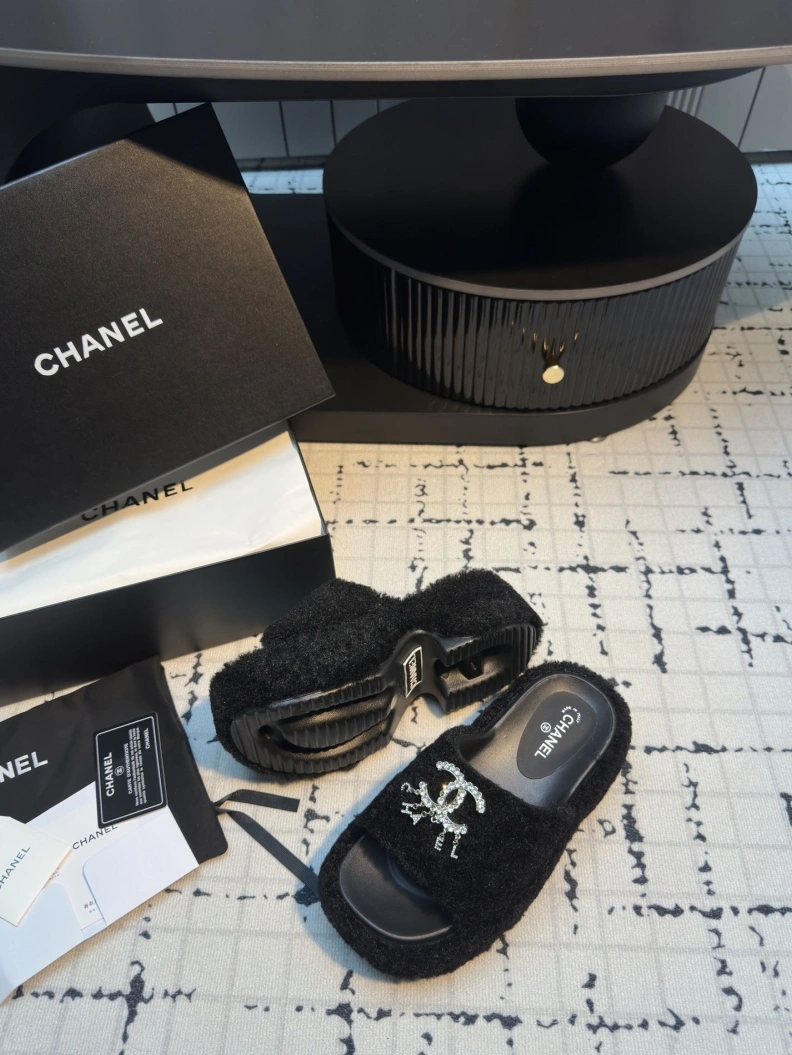 Elegant Chxnxl Slippers 117065