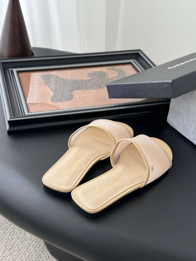DailyWear Chxnxl Slippers 117057