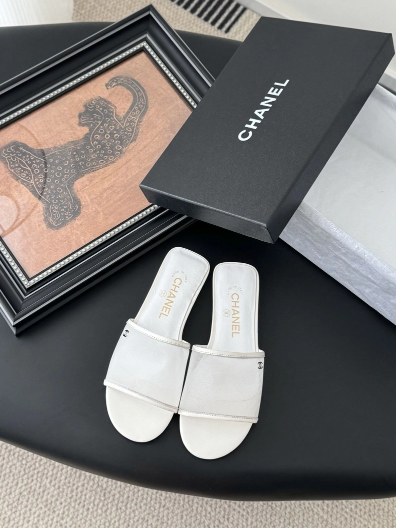 Affordable Chxnxl Slippers 117062