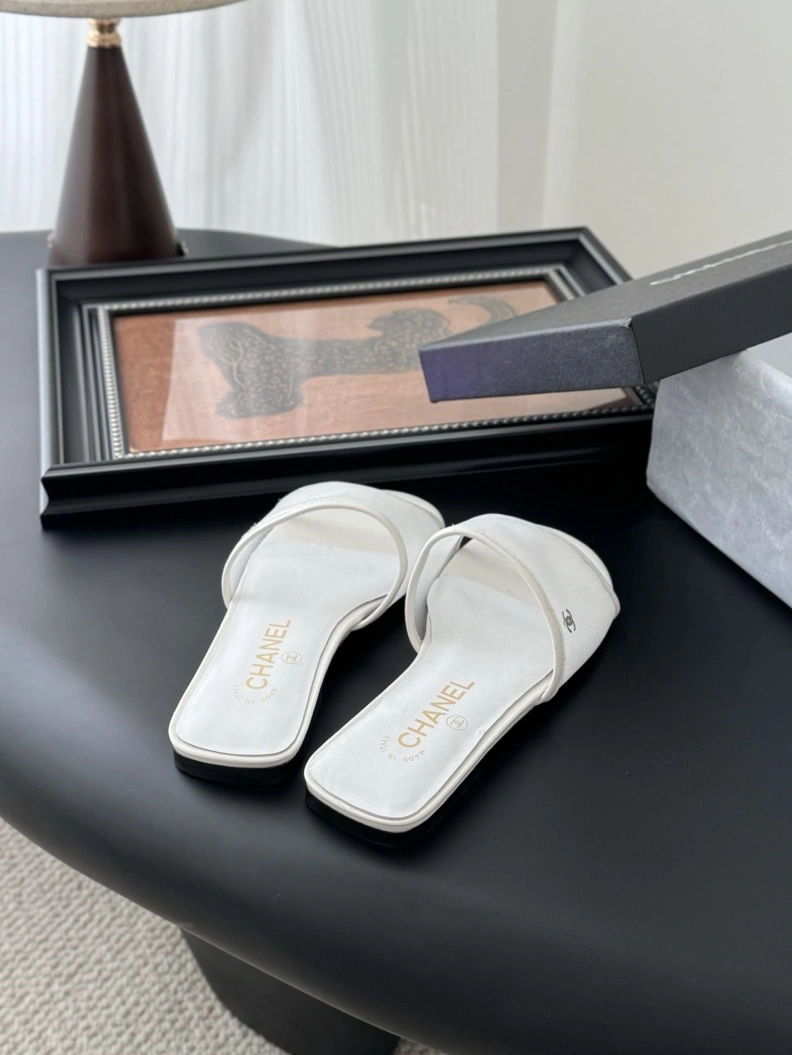 Affordable Chxnxl Slippers 117062