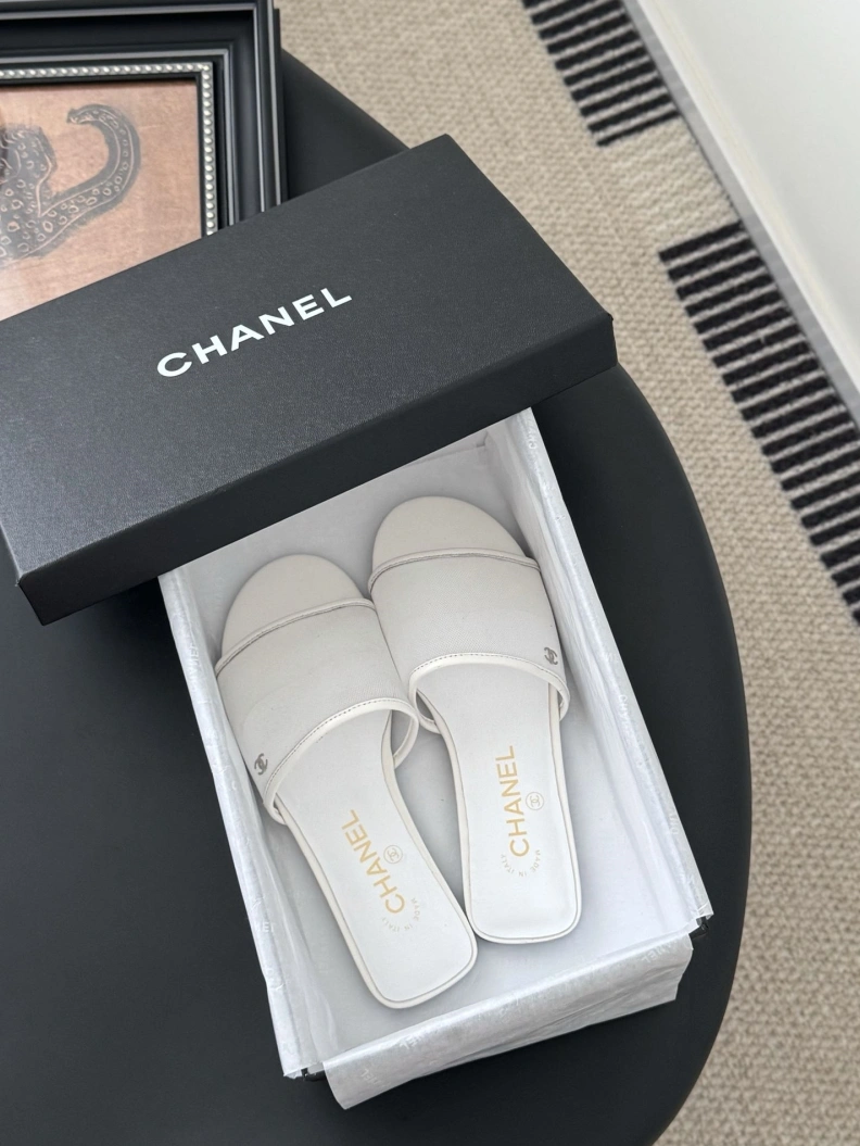 Affordable Chxnxl Slippers 117062