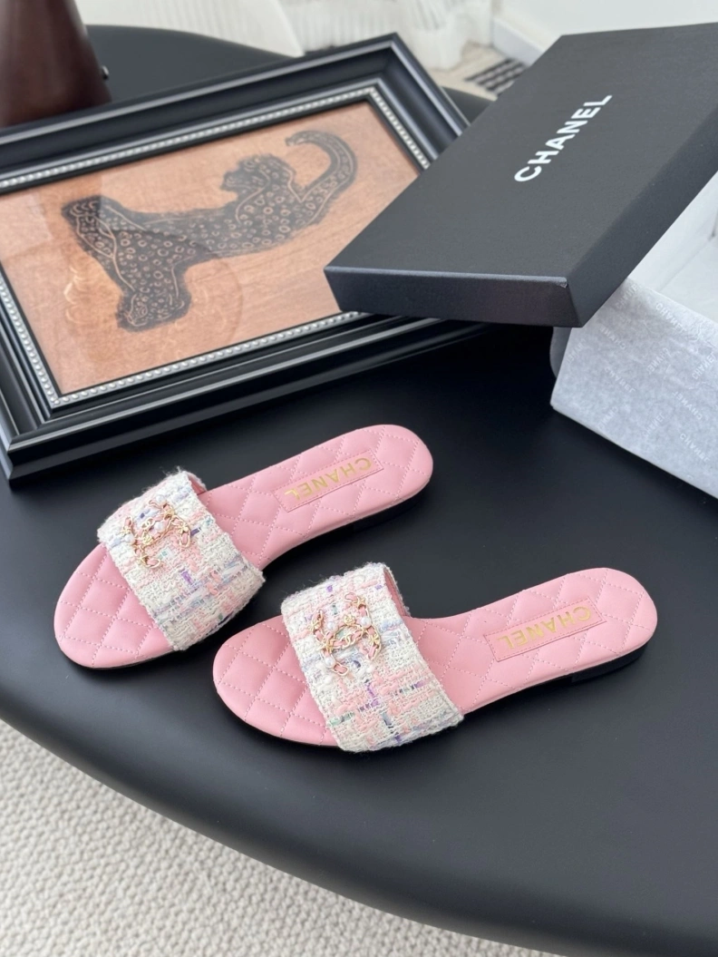Unique Chxnxl Slippers 117061