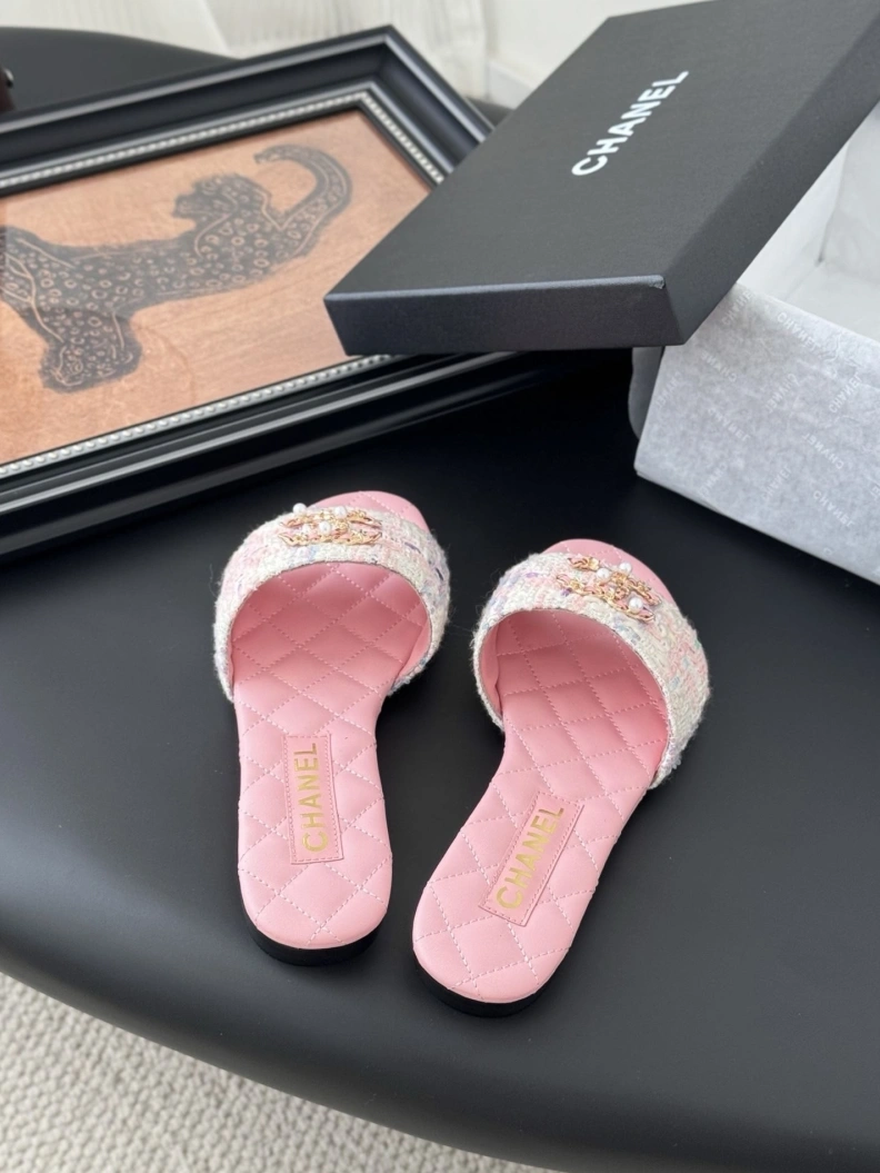 Unique Chxnxl Slippers 117061