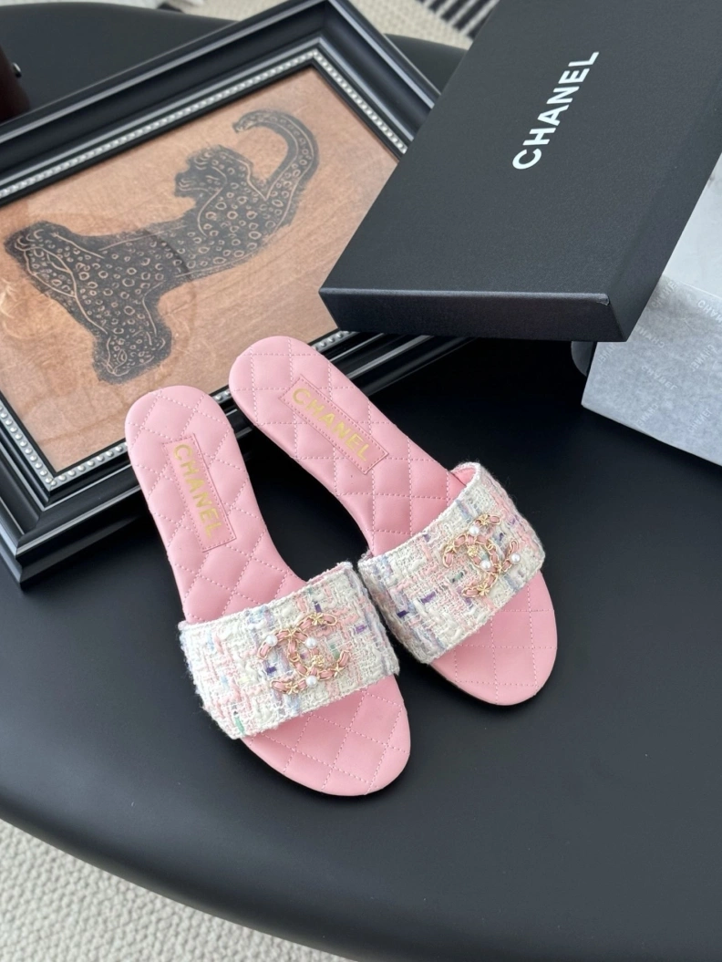 Unique Chxnxl Slippers 117061