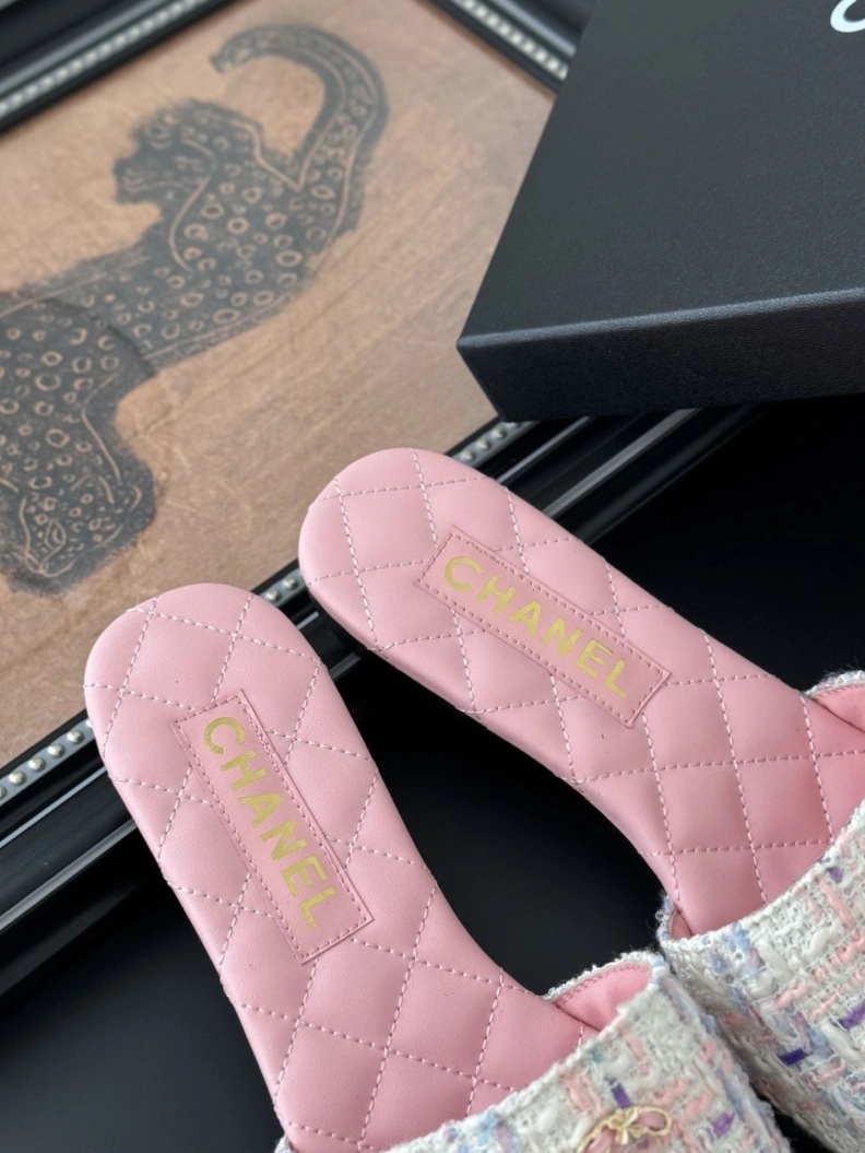 Unique Chxnxl Slippers 117061