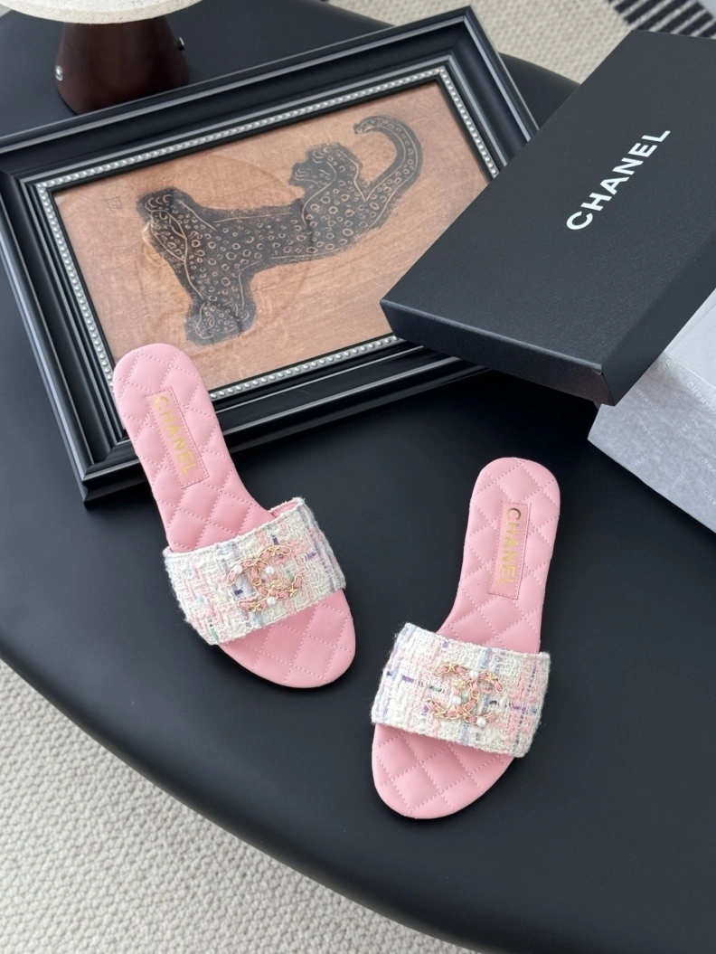 Unique Chxnxl Slippers 117061