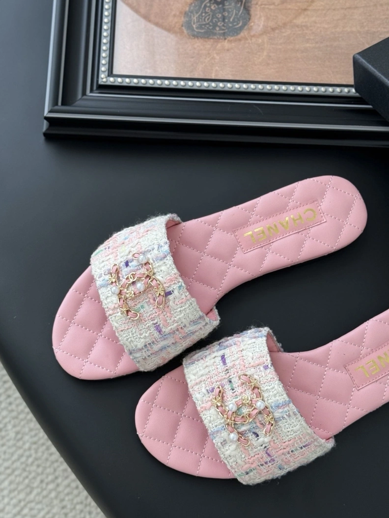 Unique Chxnxl Slippers 117061