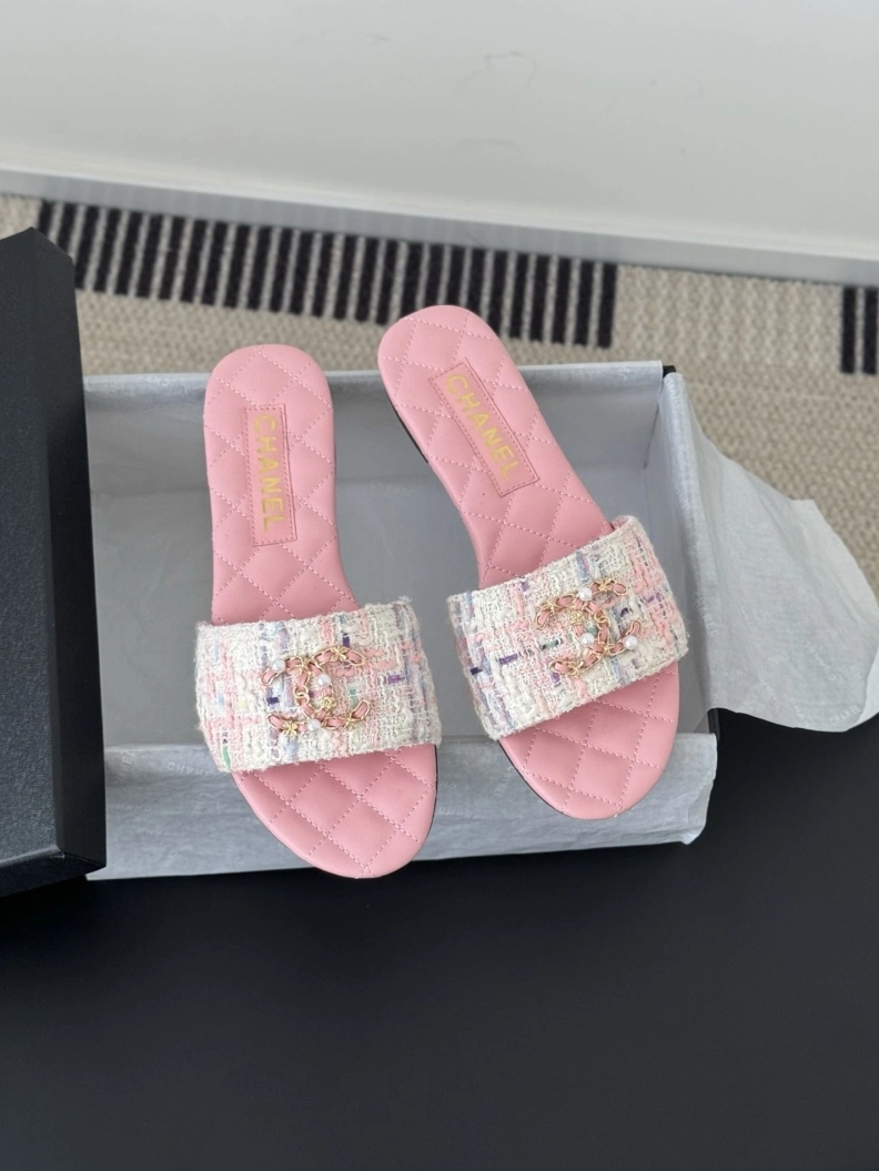 Unique Chxnxl Slippers 117061