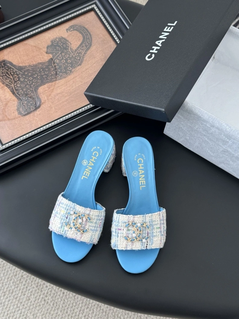 EyeCatching Chxnxl Slippers 117042