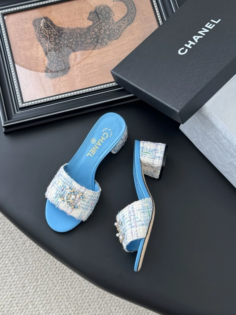 EyeCatching Chxnxl Slippers 117042