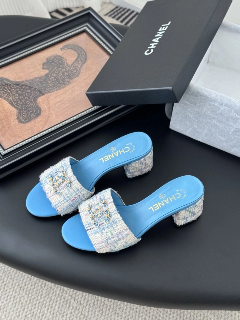 EyeCatching Chxnxl Slippers 117042