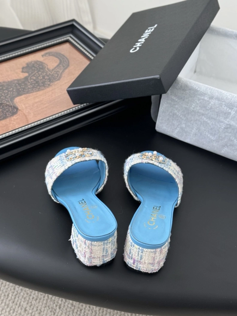 EyeCatching Chxnxl Slippers 117042