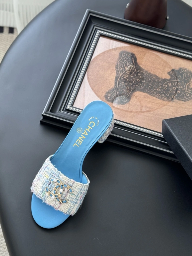 EyeCatching Chxnxl Slippers 117042