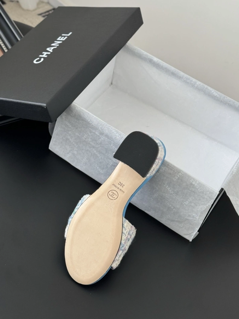 EyeCatching Chxnxl Slippers 117042