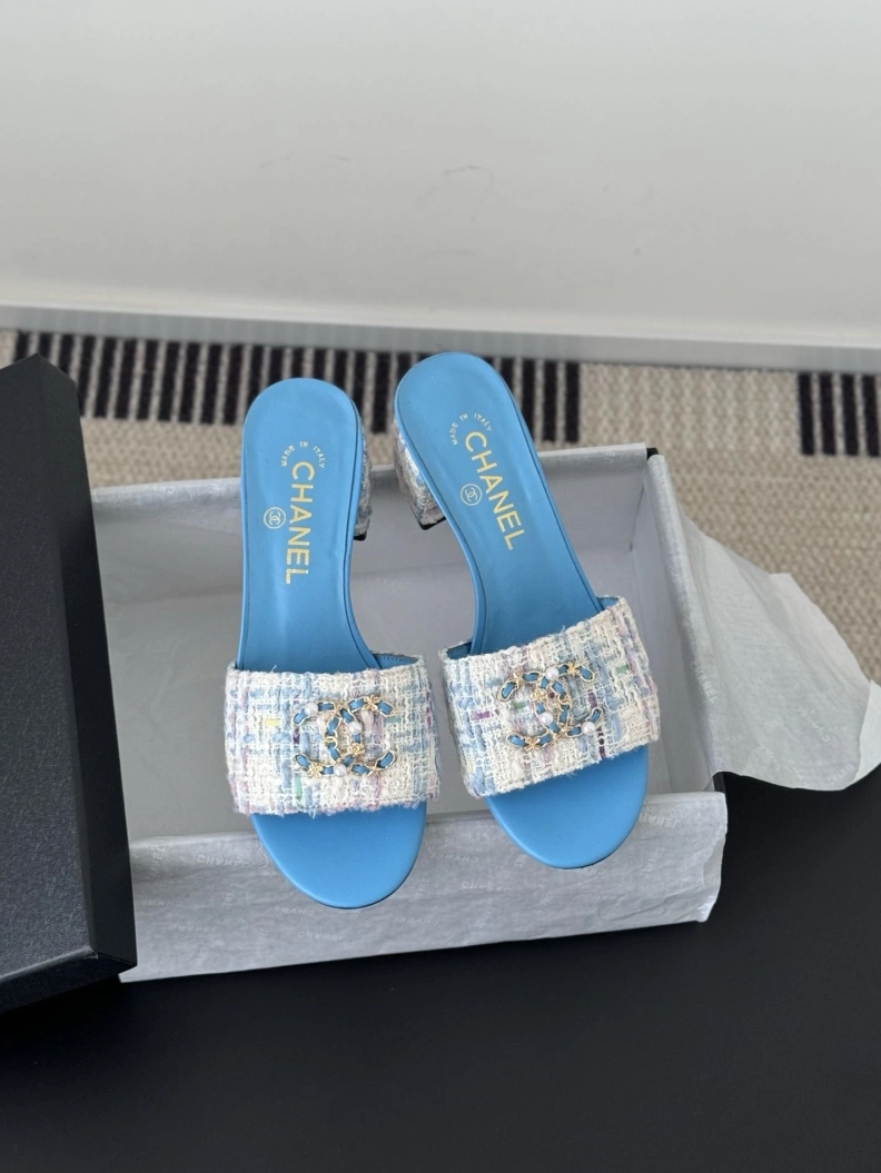 EyeCatching Chxnxl Slippers 117042