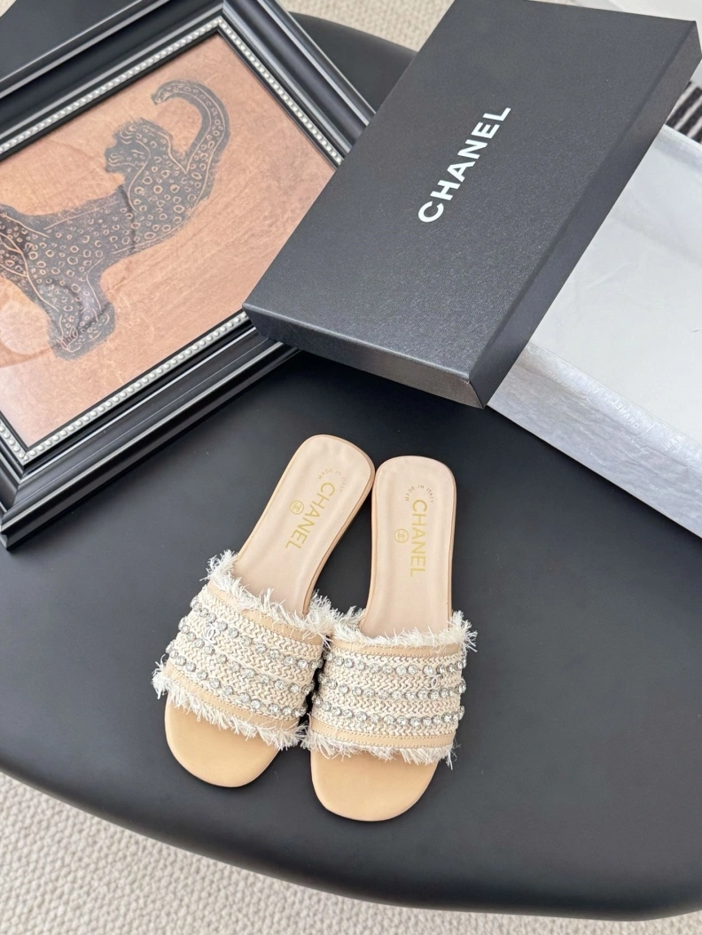 Lightweight Chxnxl Slippers 117041