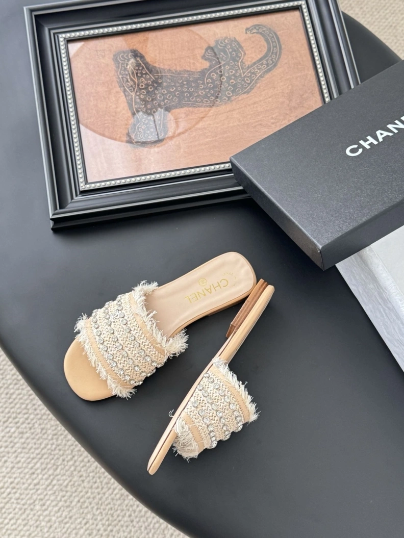 Lightweight Chxnxl Slippers 117041