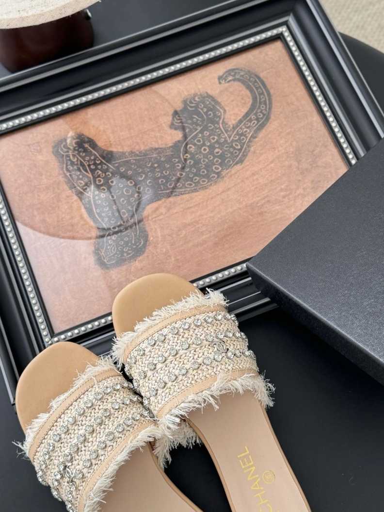 Lightweight Chxnxl Slippers 117041