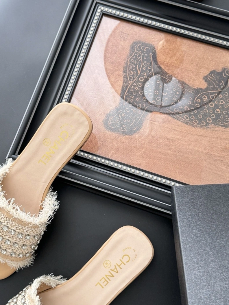 Lightweight Chxnxl Slippers 117041