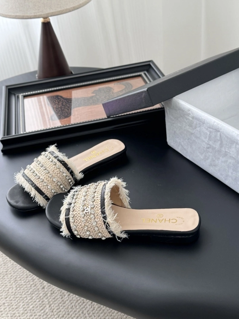 Versatile Chxnxl Slippers 117064