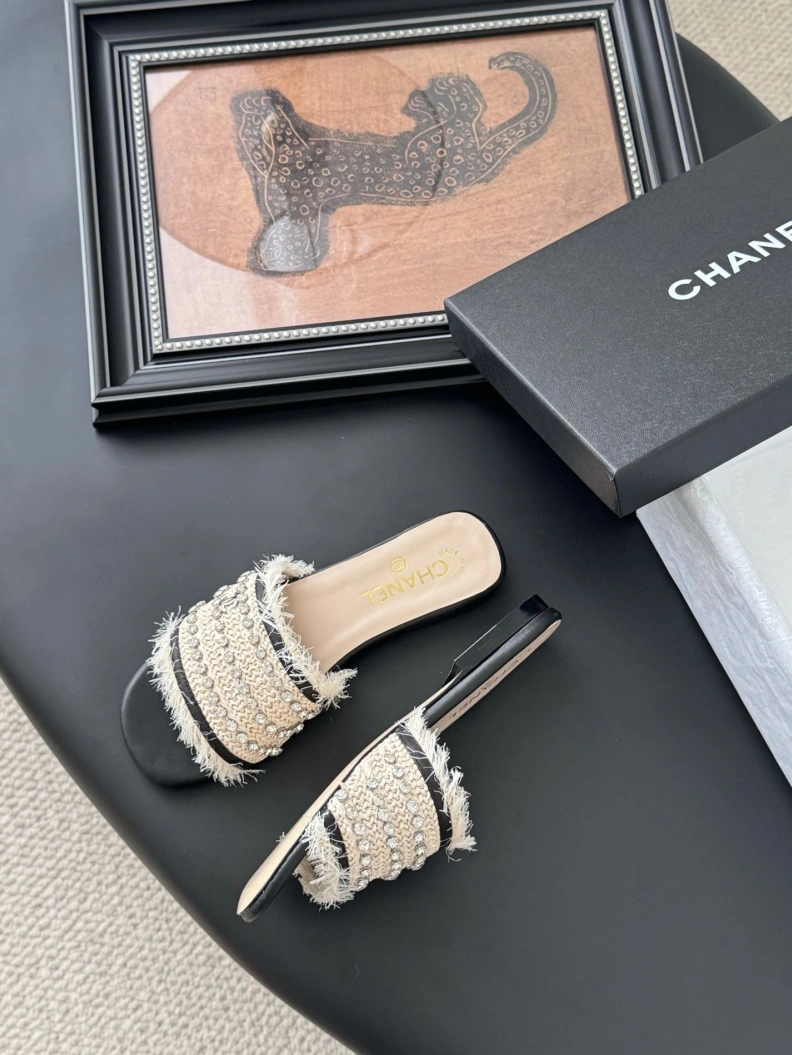 Versatile Chxnxl Slippers 117064