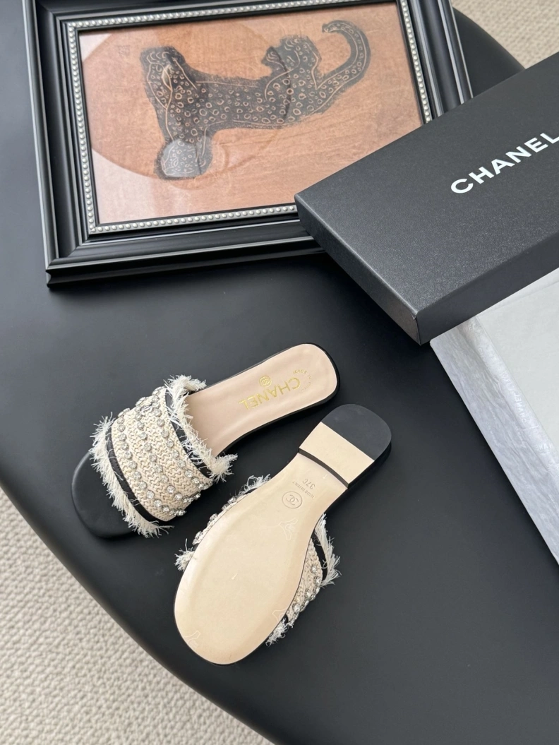 Versatile Chxnxl Slippers 117064
