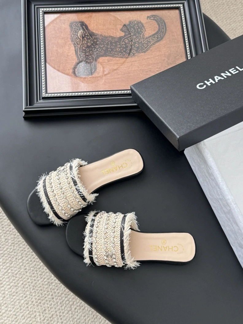 Versatile Chxnxl Slippers 117064