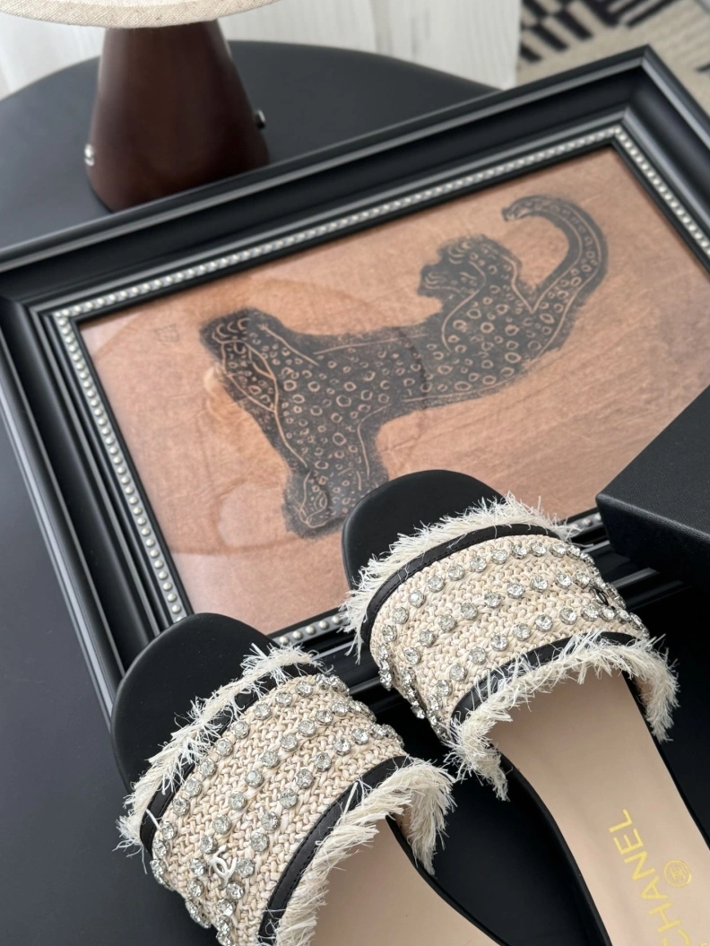 Versatile Chxnxl Slippers 117064
