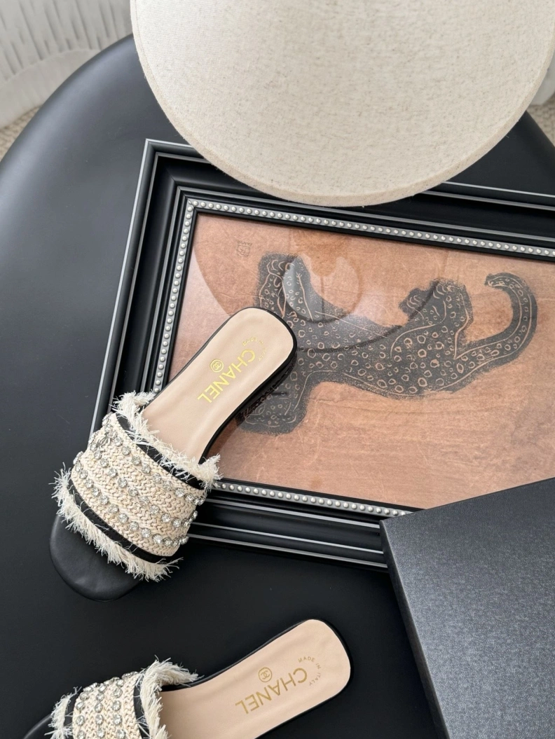Versatile Chxnxl Slippers 117064