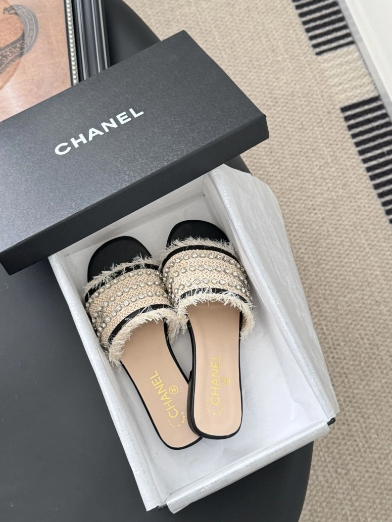 Versatile Chxnxl Slippers 117064