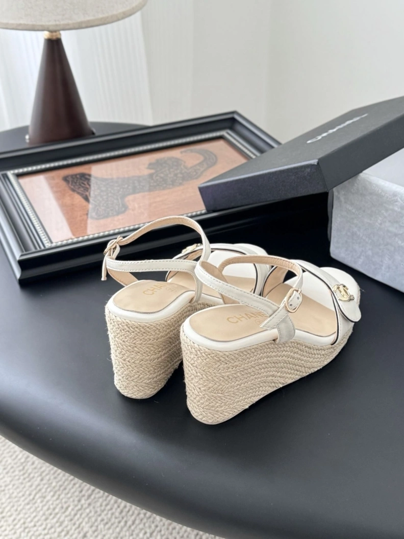 Versatile Chxnxl Sandals 117337