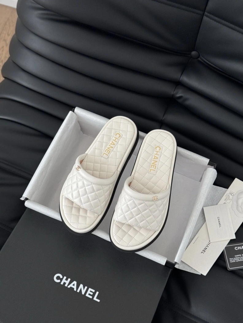 Comfortable Chxnxl Slippers 117034