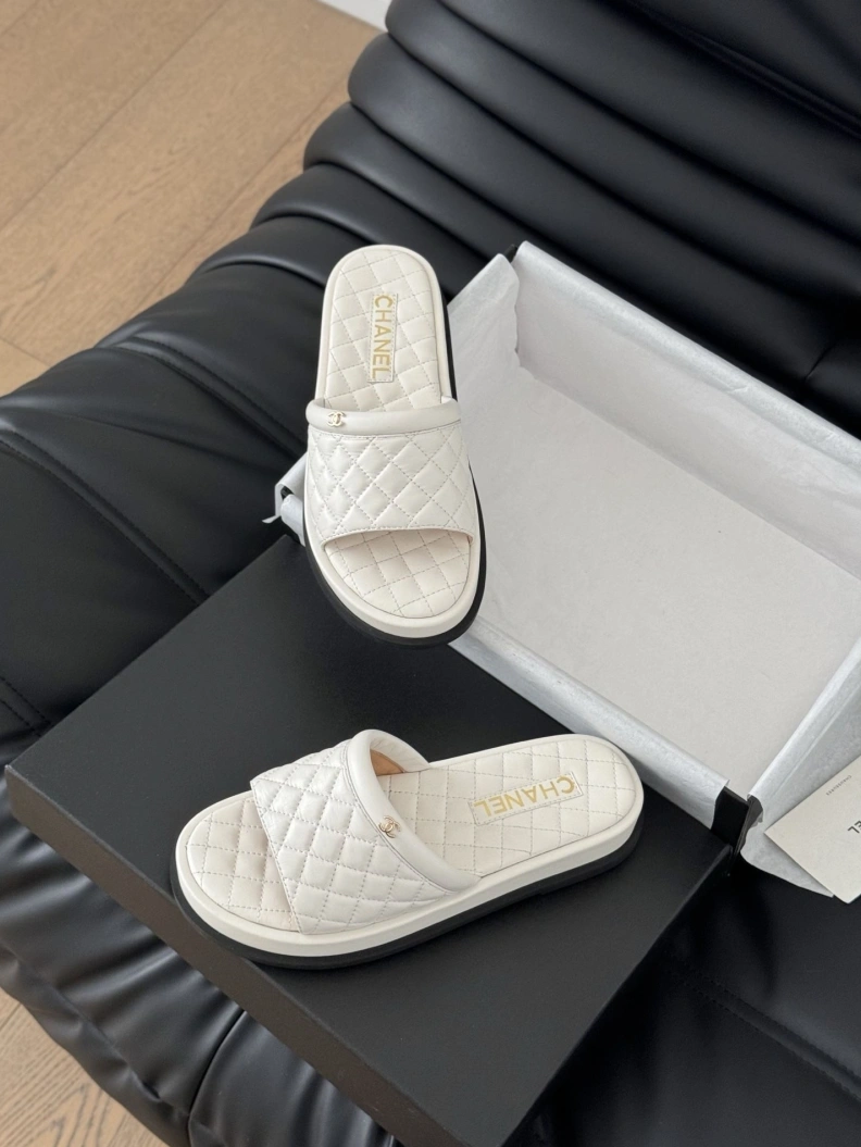 Comfortable Chxnxl Slippers 117034