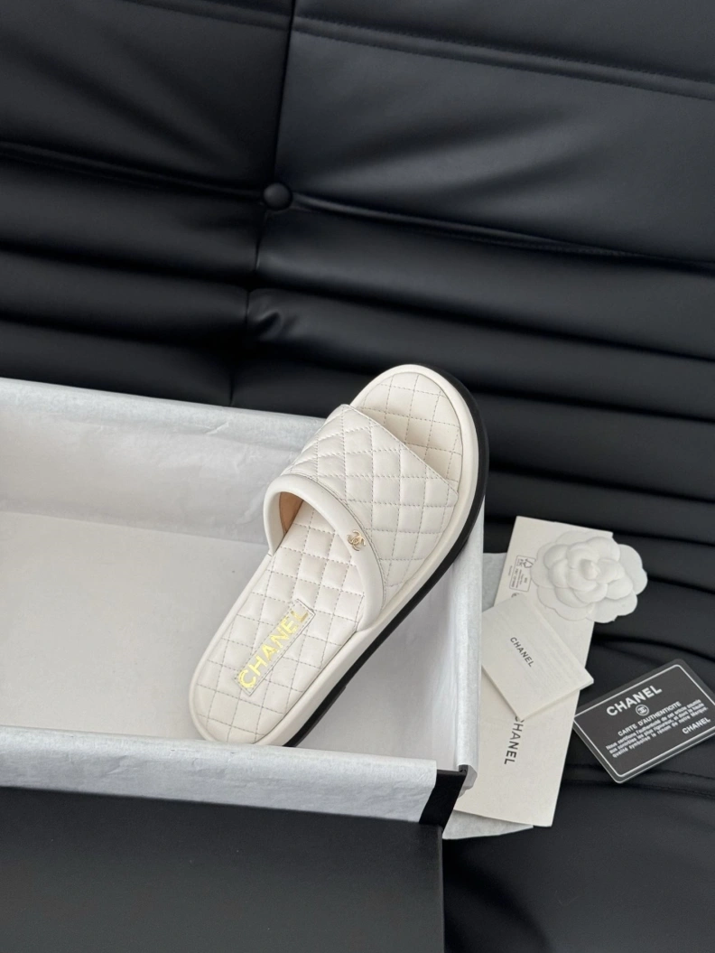 Comfortable Chxnxl Slippers 117034