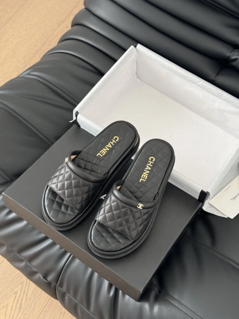Breathable Chxnxl Slippers 117037