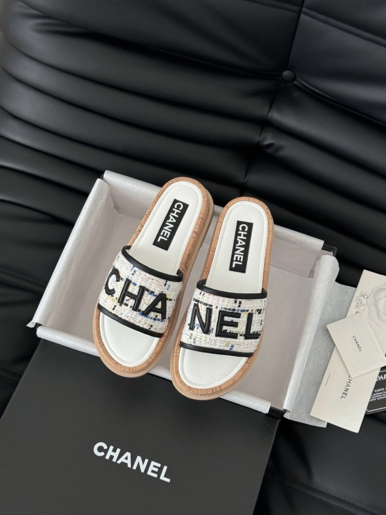 Bold Chxnxl Slippers 117025