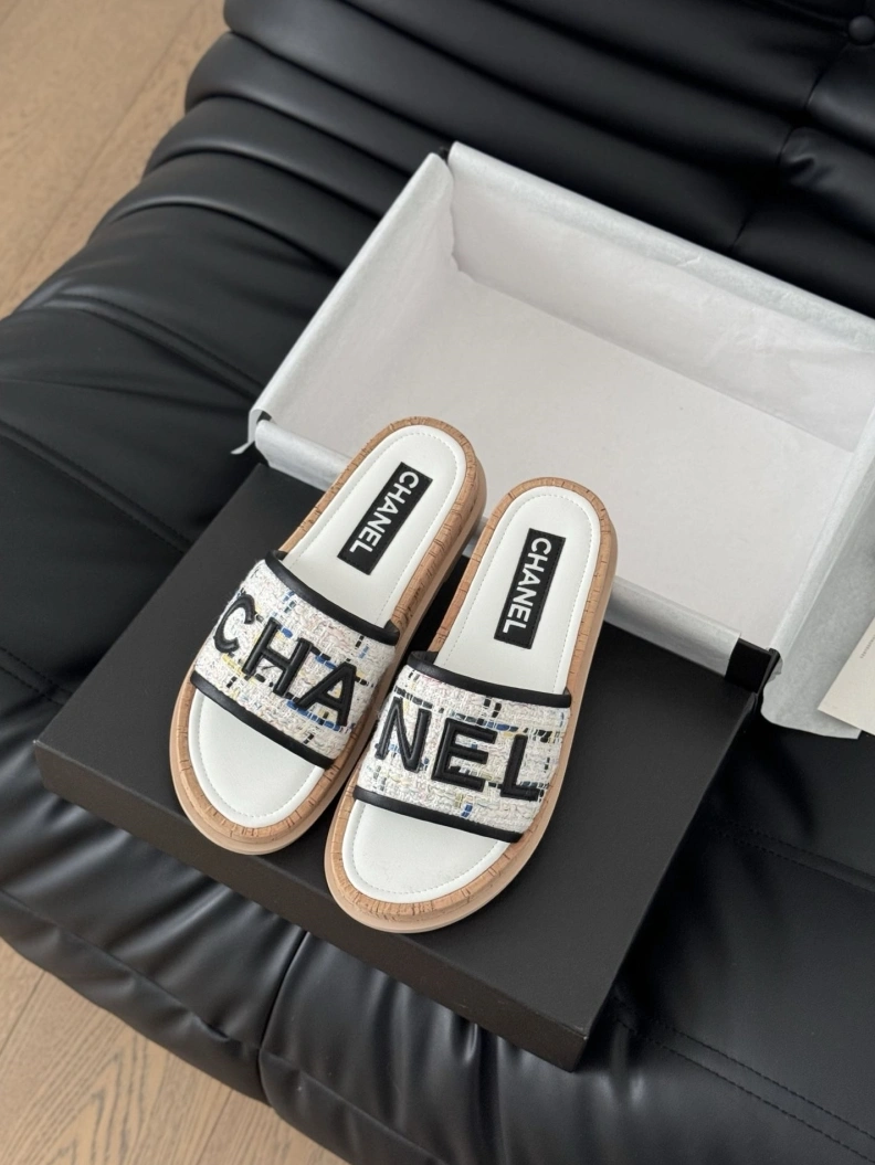 Bold Chxnxl Slippers 117025