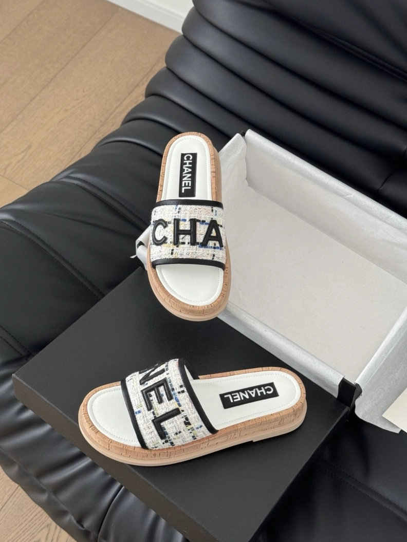 Bold Chxnxl Slippers 117025