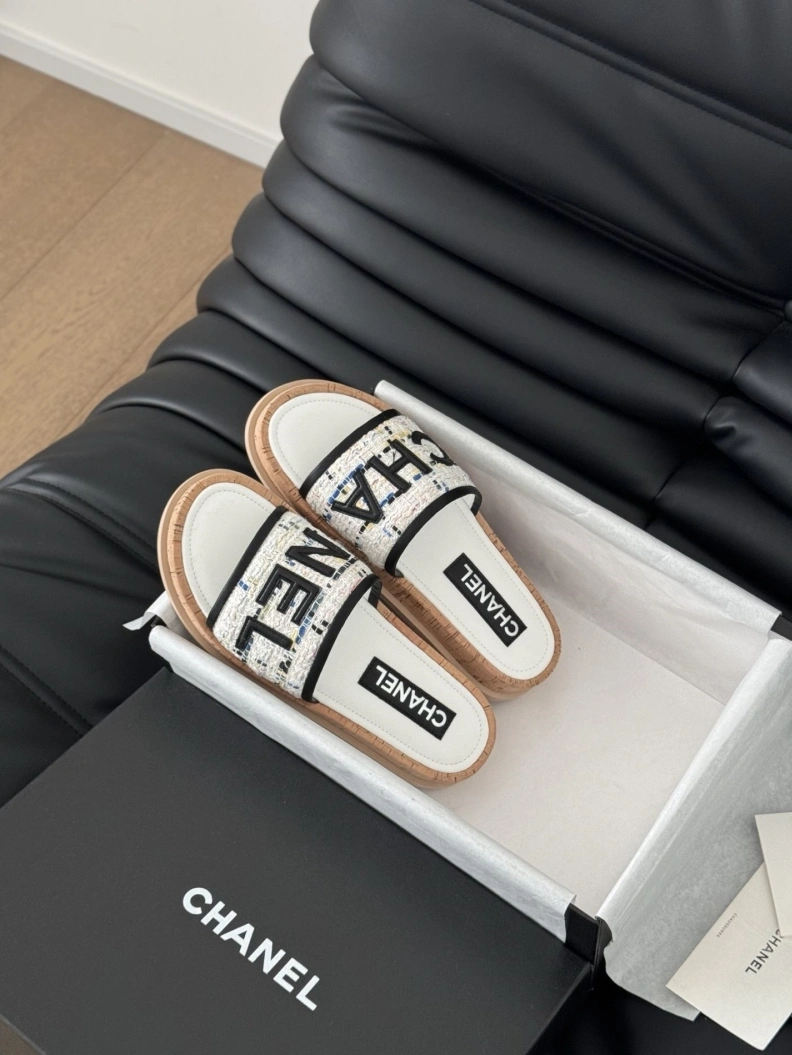 Bold Chxnxl Slippers 117025